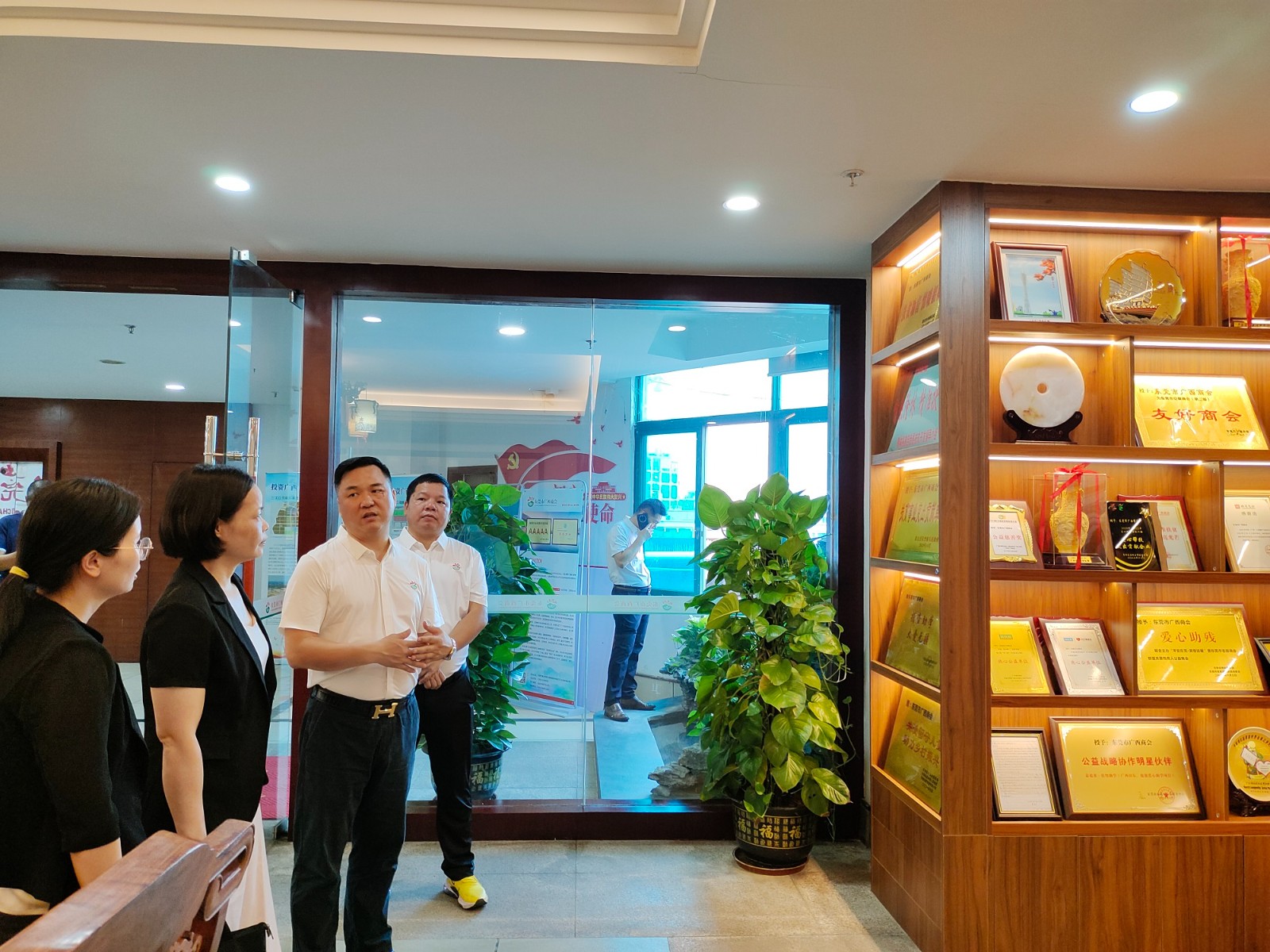 兴业县高峰镇党委副书记梁青英一行莅临商会座谈交流