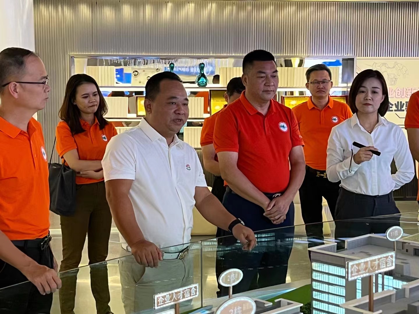 广州市广西商会会长覃录强一行莅临商会交流座谈