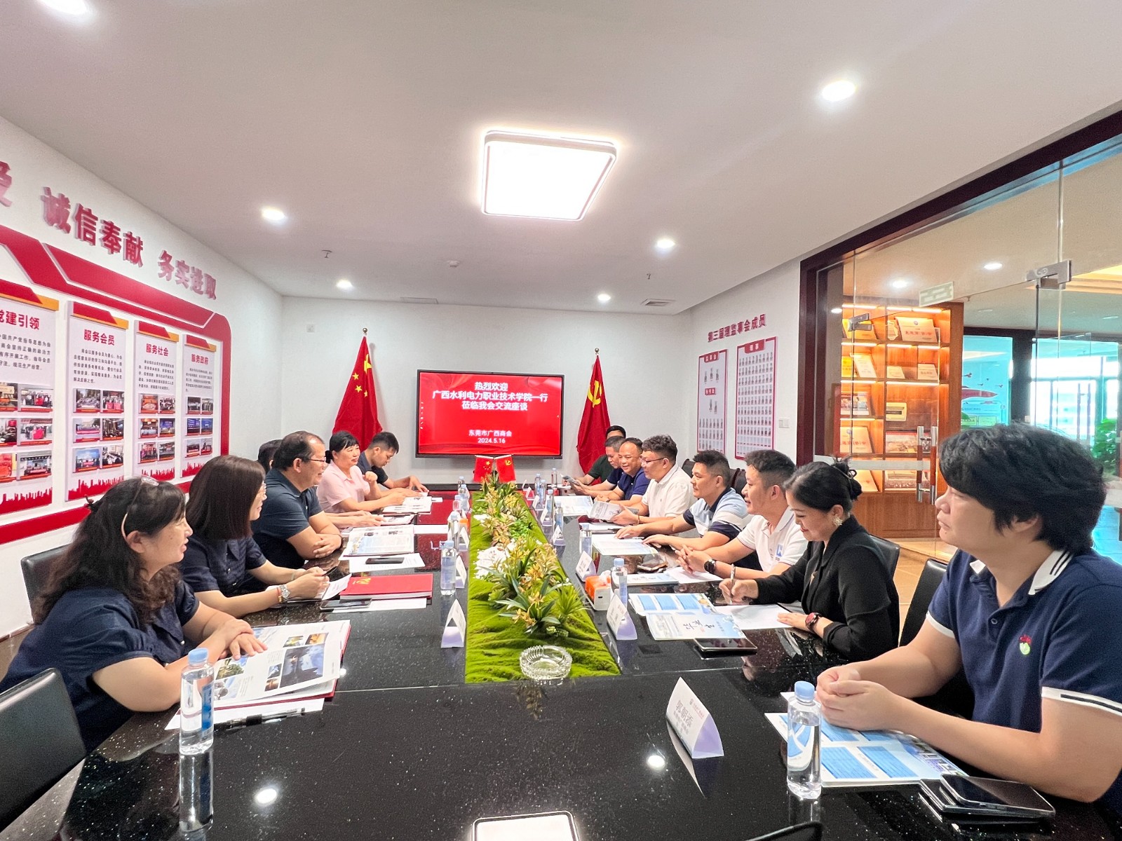 广西水利电力职业技术学院党委书记罗显克一行到商会参观交流、访企拓岗